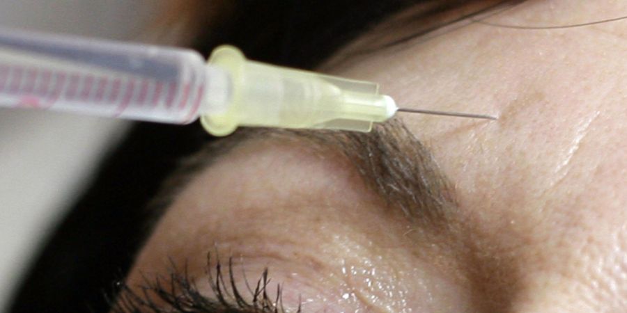 Botox-Spritzen, Hyaluron-Filler, «Vampir-Lifting»: Ein 27-jähriger Pflegefachmann verdiente viel Geld mit kosmetischen Behandlungen. Dabei soll er sich als Arzt ausgegeben haben. (Symb...