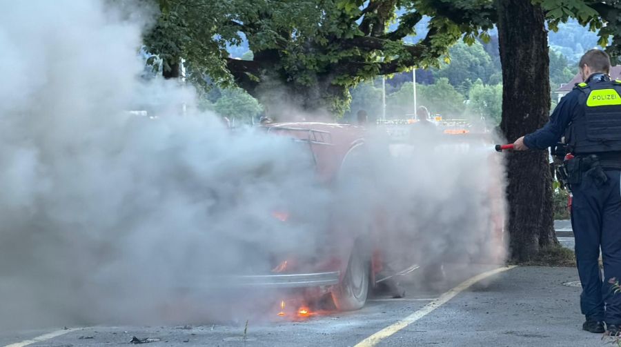 Neben der Feuerwehr sind die Polizei und der Rettungsdienst vor Ort.