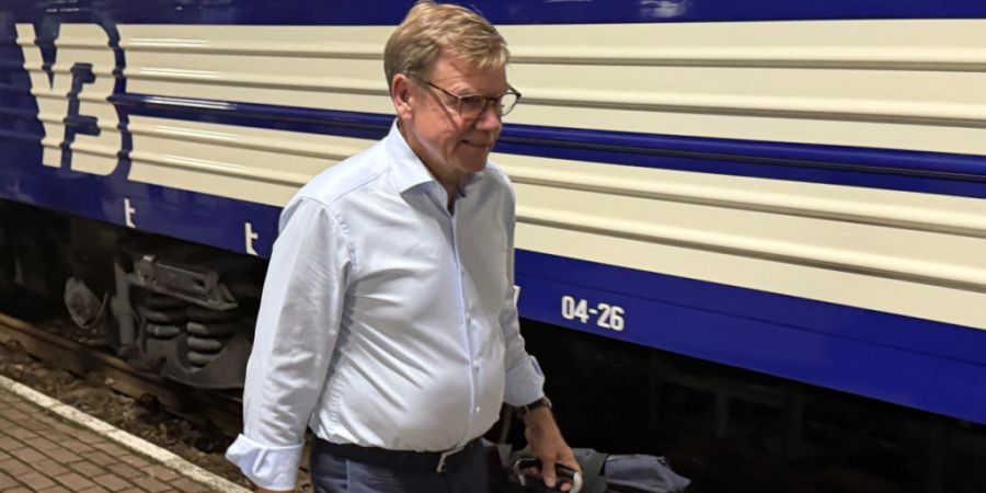 Deutschlands Außenminister Johann Wadephul (CDU) steigt auf dem Bahnhof von Przemysl auf seiner Reise in die Ukraine in einen Zug. Foto: Michael Fischer/dpa