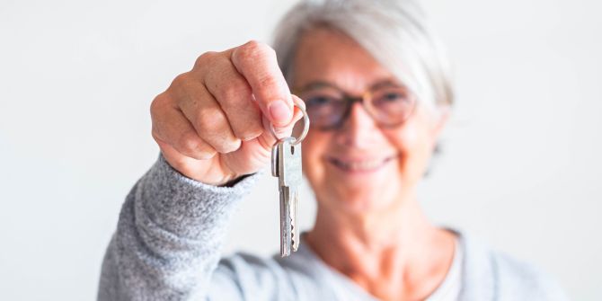 Frau Schlüssel Seniorin 50+
