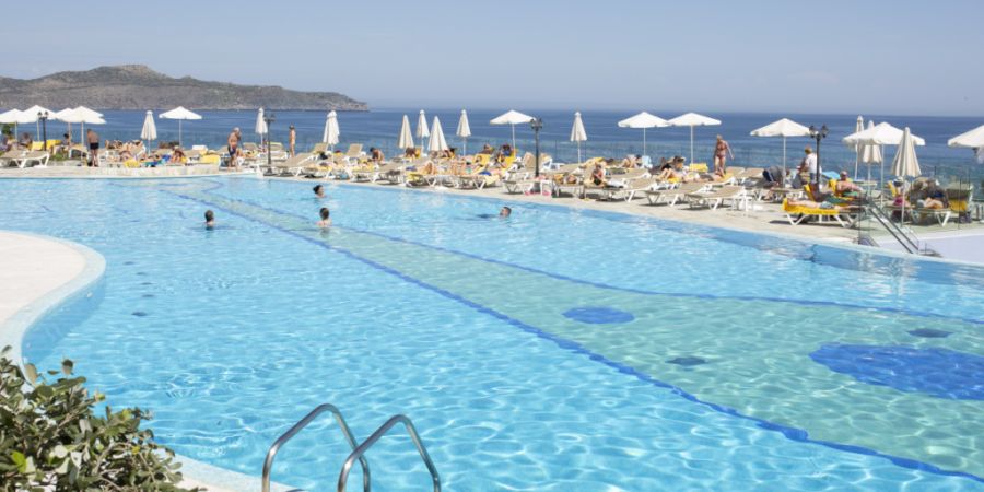 ARCHIV - Touristen genießen den Swimmingpool des Panorama-Hotels in Agia Marina, in der Nähe der Stadt Chania auf der Insel Kreta. Foto: Socrates Baltagiannis/dpa - ACHTUNG: Verwendun...