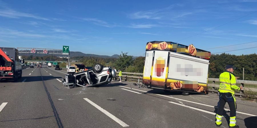 Auch der angekuppelte Imbisswagen wurde bei dem Unfall beschädigt.