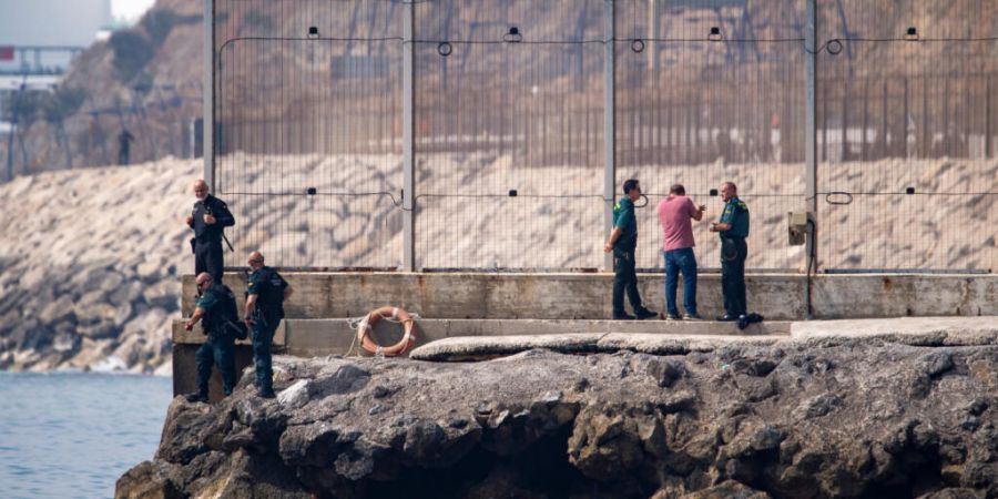Migranten versuchen von Marokko aus in die spanische Enklave Ceuta zu gelangen. Foto: Antonio Sempera/AP/dpa