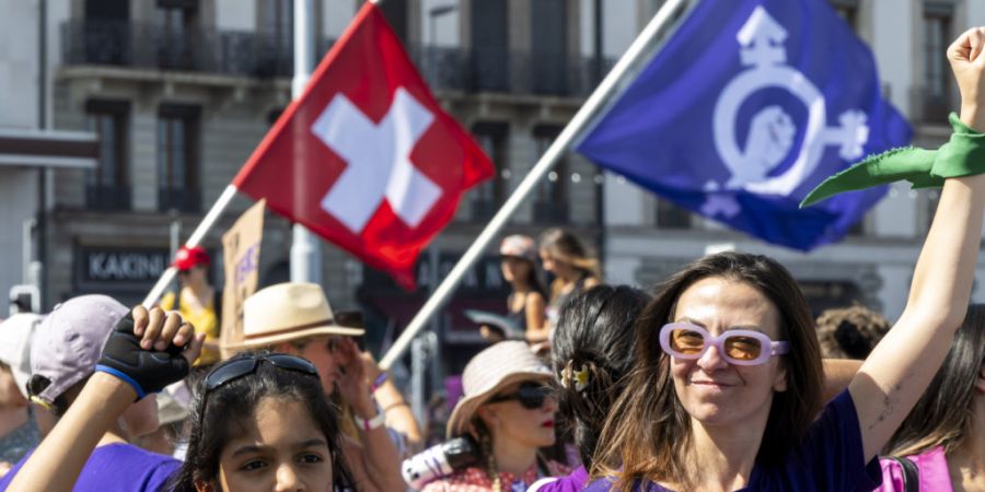 In vielen Städten in der Schweiz finden anlässlich des feministischen Streiktags Demonstrationen statt. In Genf richten sich die Proteste auch gegen den G7-Gipfel im französischen Ev...