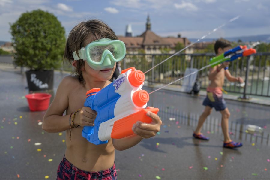 Die Temperaturen liegen am Morgen teilweise nur bei rund 13 Grad. Am Nachmittag wird die 30-Grad-Marke dann endlich geknackt.