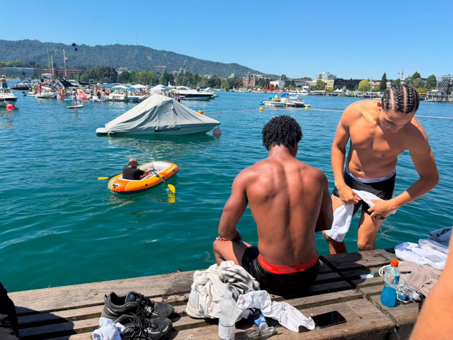 Erste Raver springen bereits in den Zürichsee.