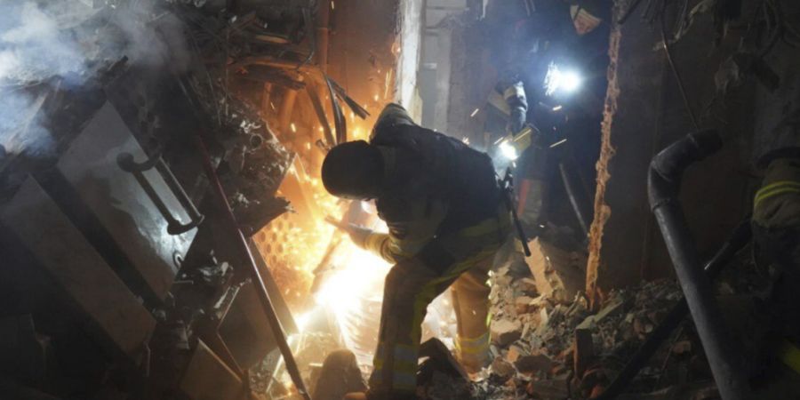 ARCHIV - Rettungskräfte beseitigen die Trümmer eines Gebäudes, das durch einen russischen Angriff schwer beschädigt wurde. Foto: Ukrainian Emergency Service/Ukrainian Emergency Serv...