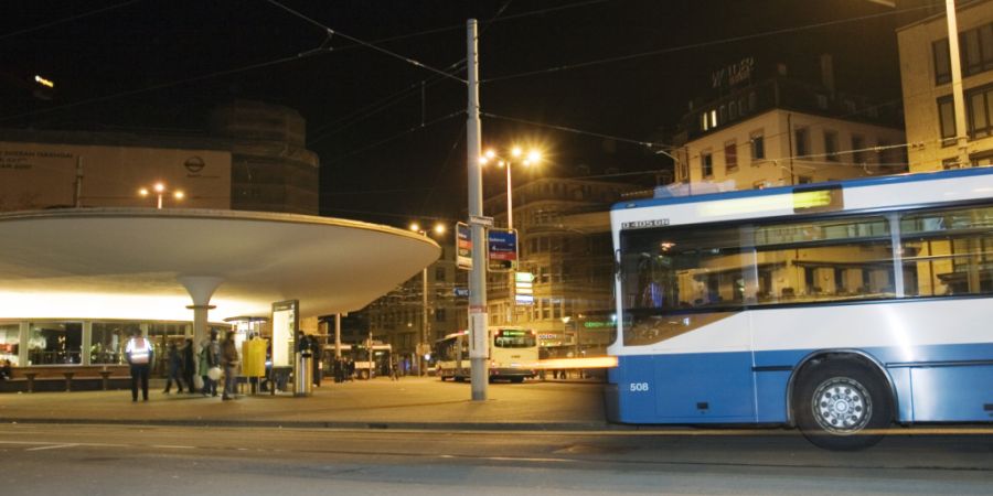 Der Zürcher Verkehrsverbund startet einen Versuch mit nächtlichen Busverbindungen unter der Woche. (Symbolbild)