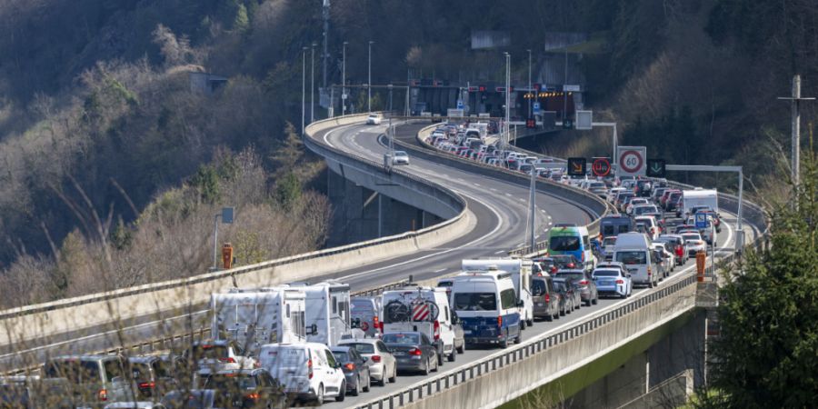 Am Pfingswochenende erneut mit Staus auf den Autobahn-Hauptachsen zu rechnen. (Archivbild)
