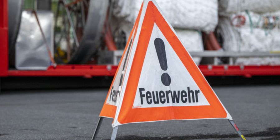 Beim Brand eines Schweinestalls in Ballwil standen am Samstagnachmittag Angehörige von zwei Feuerwehren im Einsatz. (Symbolbild)