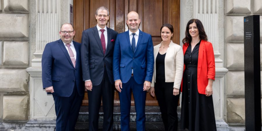 Im Luzerner Regierungsrat fehlt nach Ansicht der Jungen Grünen die junge Perspektive (von links nach rechts: Armin Hartmann, Reto Wyss, Fabian Peter, Michaela Tschuor, Ylfete Fanaj). (...