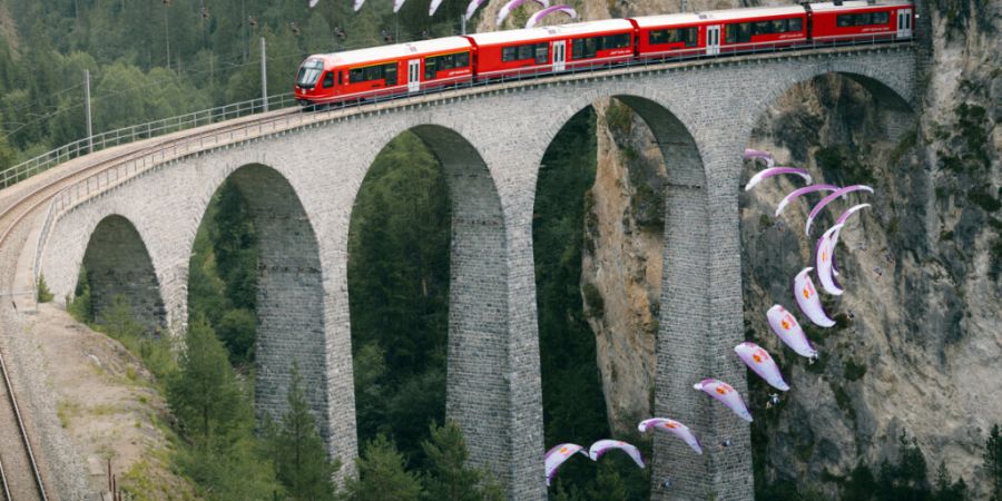 Patrick von Känel umflog mit seinem Gleitschirm das Landwasserviadukt in Filisur.