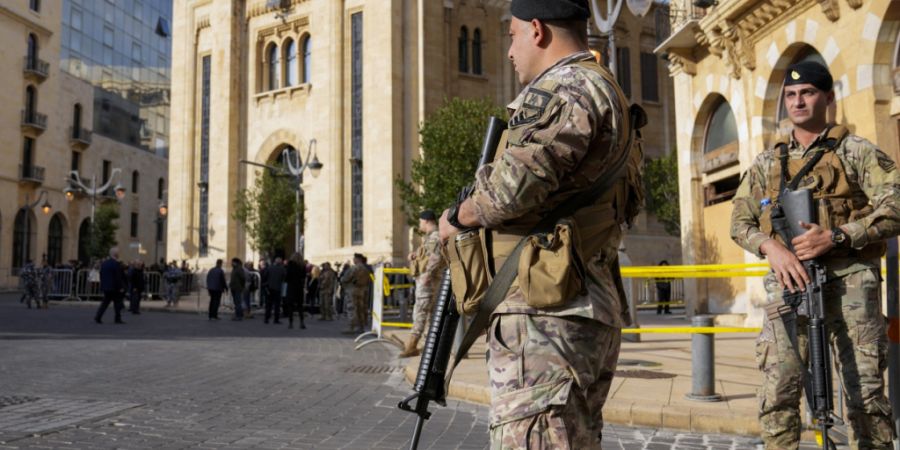 ARCHIV - Soldaten der libanesischen Armee stehen vor dem Parlamentsgebäude Wache vor einer Sitzung zur Wahl eines neuen libanesischen Präsidenten. Das libanesische Parlament hat die T...