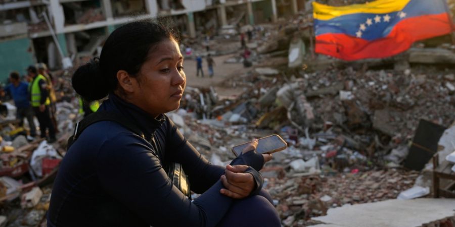 ARCHIV - Estefany Landaez sitzt inmitten der Trümmer eines Gebäudes und hofft darauf, ihre beiden Kinder nach den Erdbeben zu finden. Foto: Ariana Cubillos/AP/dpa
