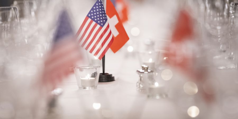Trump verhängte jüngst neue Importgebühren für 60 Handelspartner, darunter die Schweiz. Demokratisch regierte US-Bundesstaaten wollen das von einem Gericht verbieten lassen. (Archiv...