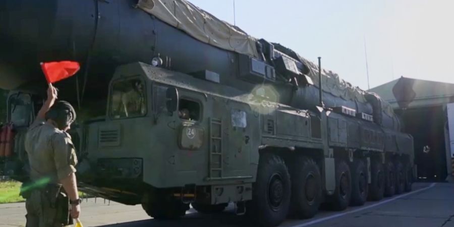 HANDOUT - Ein russischer RS-24 Jars-Raketenwerfer bewegt sich während einer Übung aus einem Hangar. Foto: Uncredited/Rusian Defense Ministry Press Service/AP/dpa/Archivbild - ACHTUNG:...