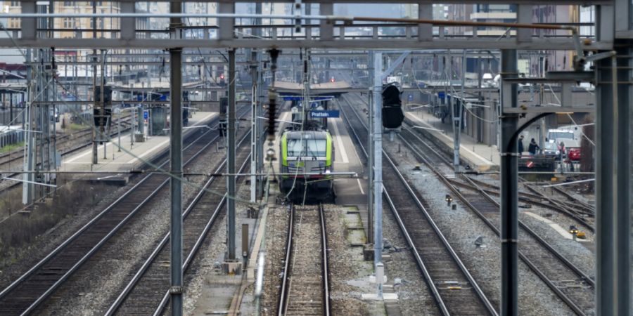 Die Bevölkerung von Pratteln ist am Freitagmittag vor einem Brand im Gewerbegebiet Grüssen gewarnt worden. (Archivbild: der Bahnhof von Pratteln)