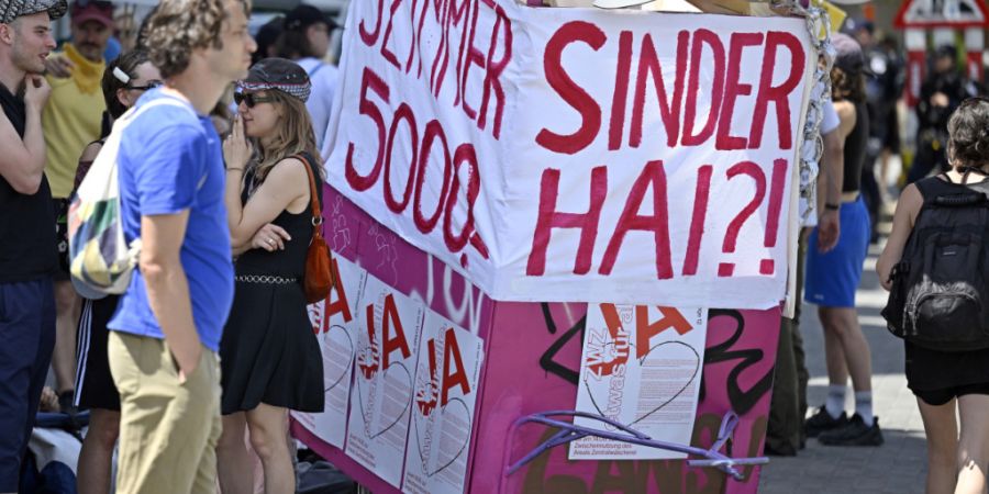 Teilnehmerinnen und Teilnehmer der Zürcher Wohndemo machen sich bereit für den Umzug durch die Stadt.