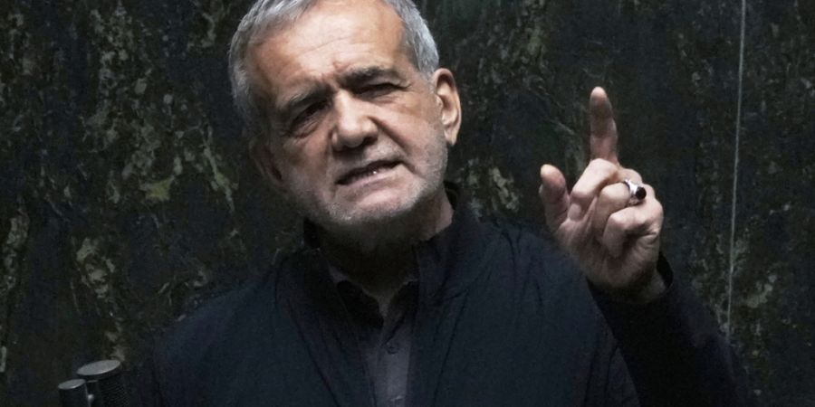 ARCHIV - Der iranische Präsident Massud Peseschkian spricht in einer öffentlichen Sitzung des Parlaments. Foto: Vahid Salemi/AP/dpa