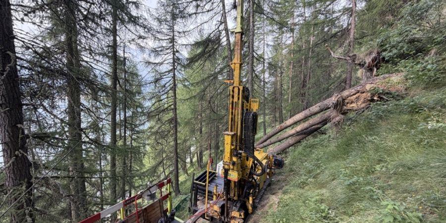 Am Maloja laufen die Vorarbeiten für einen neuen Tunnel. Mit 25 tiefen Bohrungen will der Kanton Graubünden herausfinden, ob und wie das Projekt realisierbar ist.