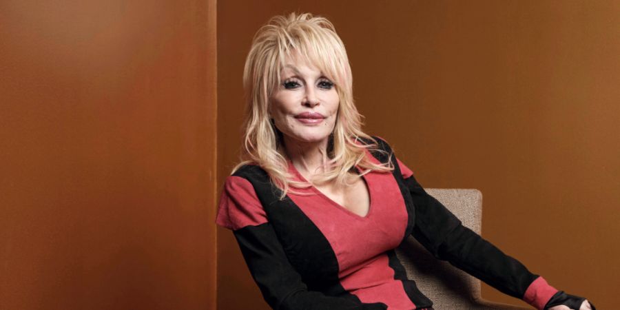 20 Jahre nach ihrem Tod, also 2046, wird Dolly Parton mit dem Song «My Place in History» einen letzten Gruss in die Welt schicken. Bis dahin bleibt die Aufnahme in einer Zeitkapsel unte...
