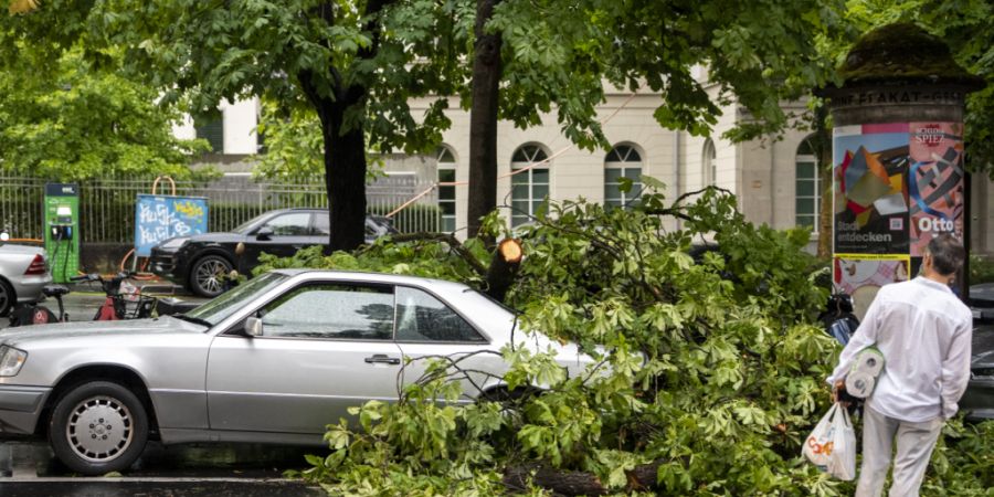 Am Freitagabend ist ein heftiges Unwetter über den Kanton und insbesondere die Stadt Zürich hinweggefegt.