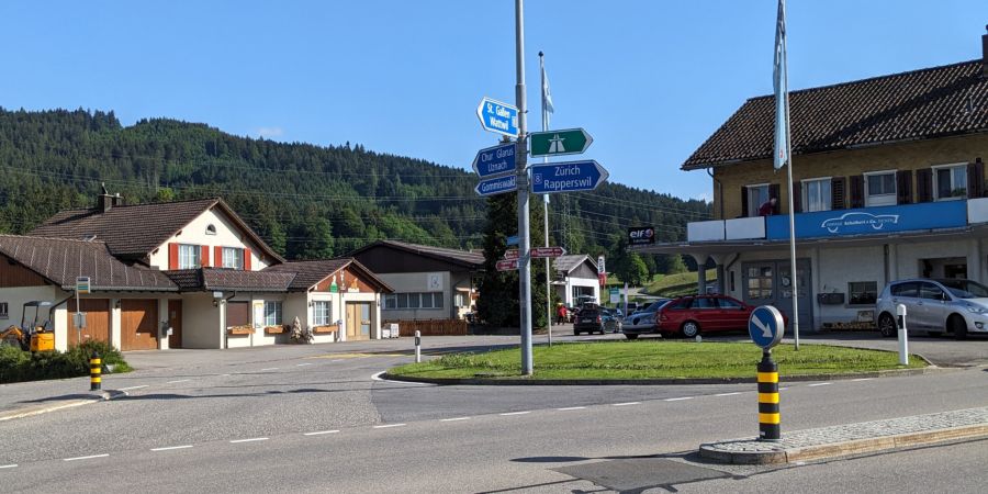 Verkehrsknotenpunkt Ricken: Die Strasse durch das Dorfzentrum soll im Gegensatz zu den Nachbargemeinden auf der Linth-Seite nicht umfahren, sondern nur
umgestaltet werden.