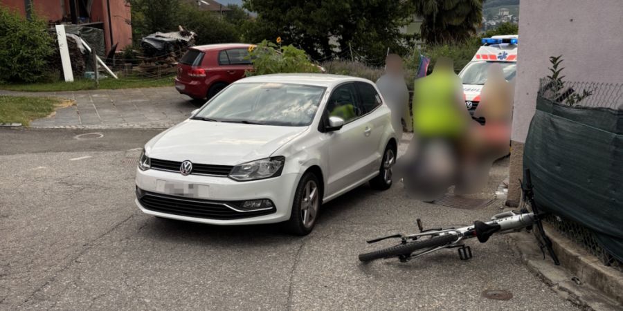 Bei einer Kollision zwischen einem Velofahrer und einem Auto in Roveredo verletzte sich der Velofahrer schwer.