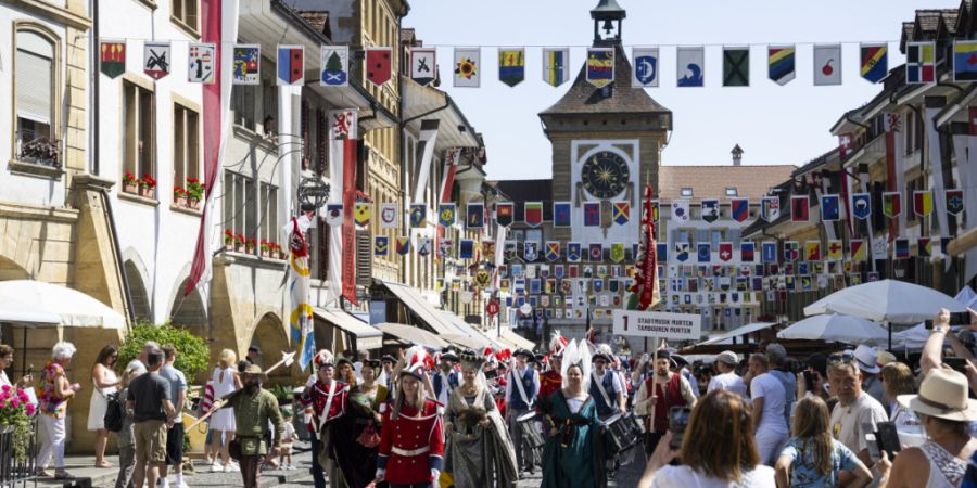 Umzug durch die Altstadt bei der Gedenkfeier 550 Jahre Schlacht bei Murten.