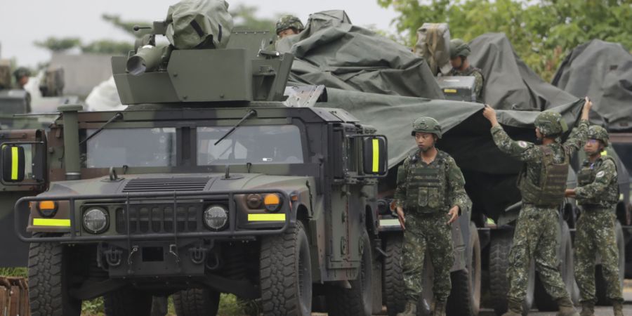 ARCHIV - Soldaten bedecken einen M1167 HMMWV (High Mobility Multipurpose Wheeled Vehicle) Panzerabwehrraketenträger während einer Militärübung. Foto: Chiang Ying-ying/AP/dpa