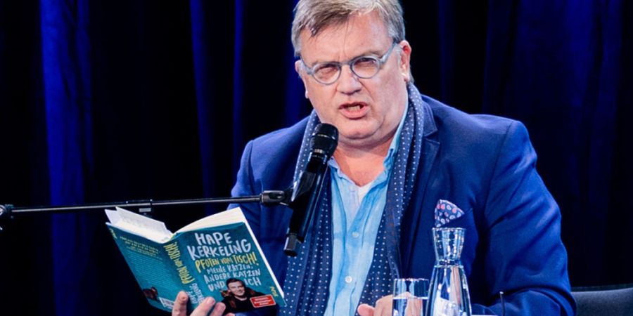 ARCHIV - Hape Kerkeling, Moderator und Autor, sitzt im Rahmen des internationalen Literaturfests Lit.Cologne auf der Bühne im Tanzbrunnen. Foto: Rolf Vennenbernd/dpa