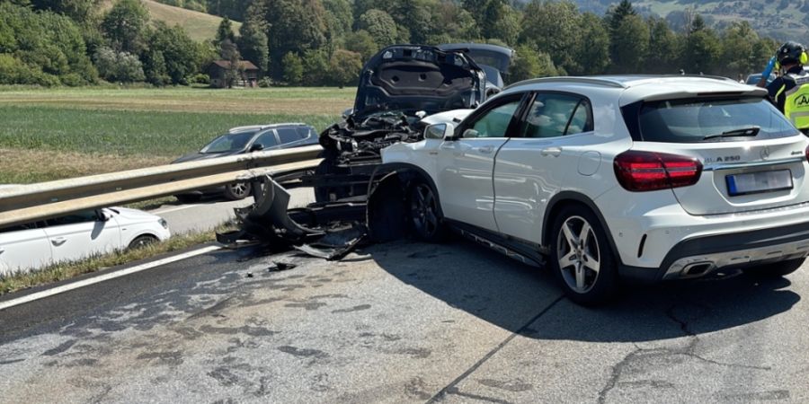 Bei einer Frontalkollision in Schiers GR prallten zwei Autos ineinander. (Verpixelung durch Kantonspolizei Graubünden)