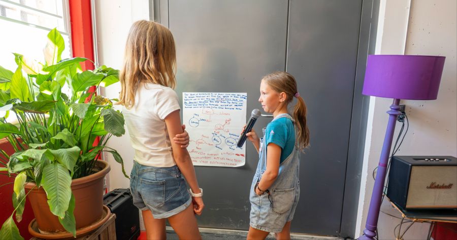 Auch eigene Texte zu rappen, lernen die Kids.