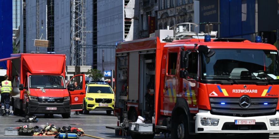 Feuerwehrautos vor dem OXY-Gebäude am Place De Brouckere. Bei einem Gebäudebrand sind nach übereinstimmenden Medienberichten mehrere Menschen gestorben. Foto: Emile Windal/Belga/dpa