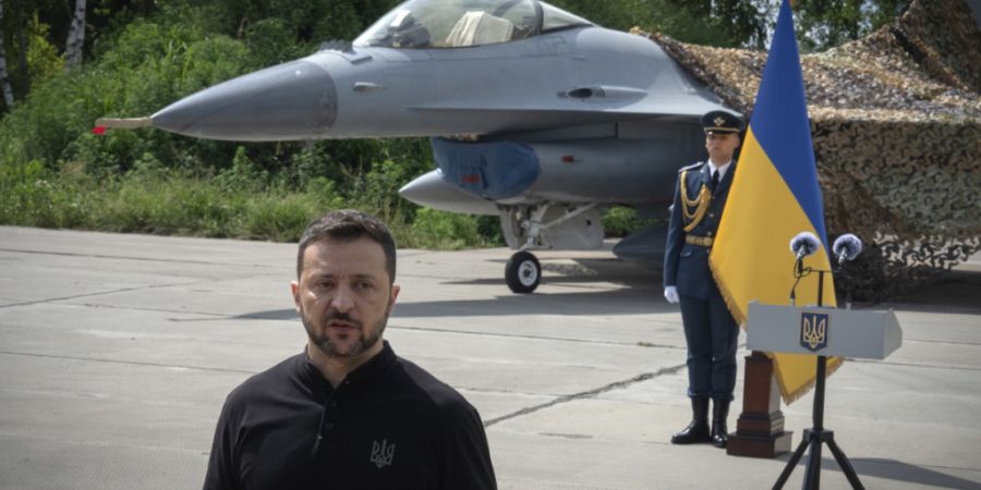 ARCHIV - Wolodymyr Selenskyj, Präsident der Ukraine, steht vor einem der F-16-Kampfjets der ukrainischen Luftwaffe. Foto: Efrem Lukatsky/AP/dpa/Archivbild