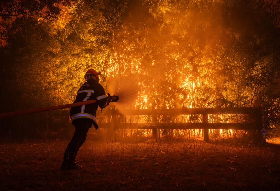 Die Feuerwehr kämpft bei Bordeaux gegen einen der grössten Brände der vergangenen Jahre.