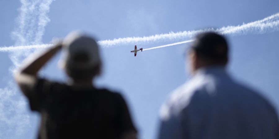 Zwei von sehr vielen Besucherinnen und Besuchern der Flugshows auf dem Flugplatz Altenrhein SG vom Samstagnachmittag.