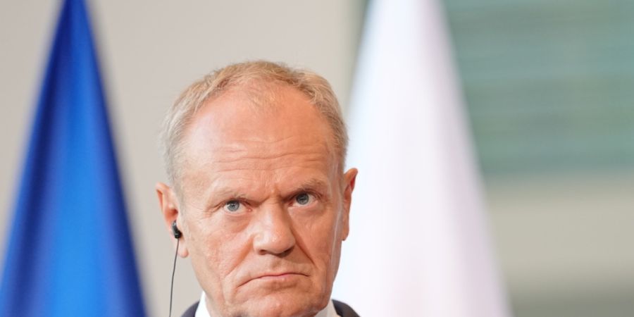 ARCHIV - Donald Tusk, Ministerpräsident von Polen, gibt beim E5-Gipfel führender europäischer Staaten zum bevorstehenden Nato-Gipfel im Bundeskanzleramt eine Pressekonferenz. Foto: K...
