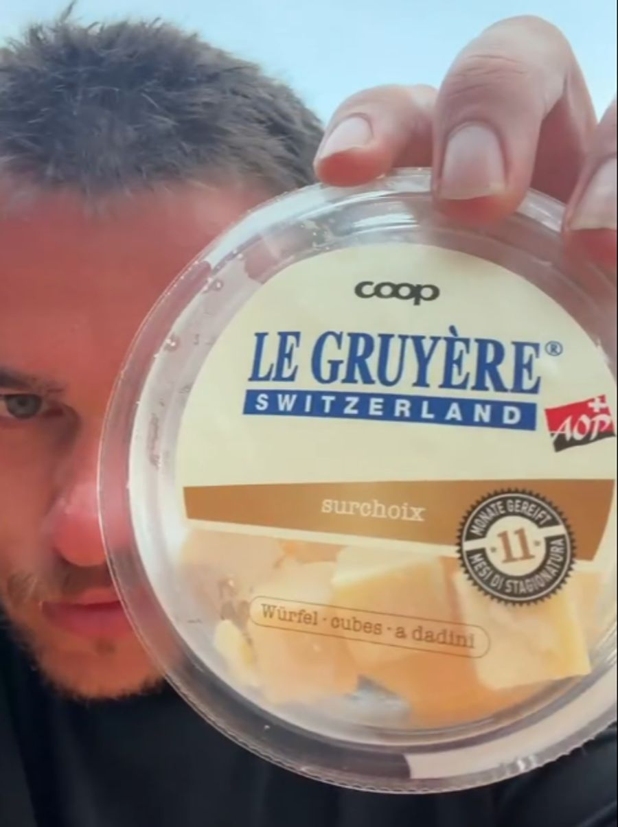Er hat verschiedene Käsesorten probiert, beispielsweise Gruyère.