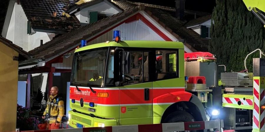 Bei einem Dachstockbrand in Hombrechtikon ZH ist laut Polizei grosser Schaden an einer Doppeleinfamilienhaus-Hälfte entstanden.