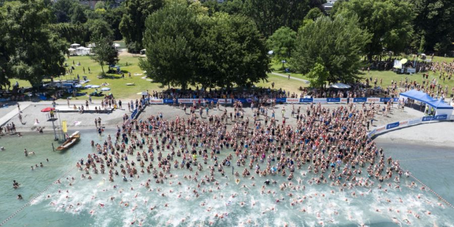 Schwimmerinnen und Schwimmer müssen sich noch etwas gedulden: Die Stadtzürcher Seeüberquerung wurde verschoben. (Archivbild)