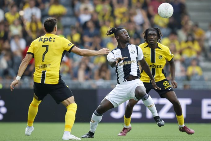 Fernand Goure vom FCZ umzingelt von den beiden YB-Spielern Filip Ugrinic und Tanguy Zoukrou. YB FCZ