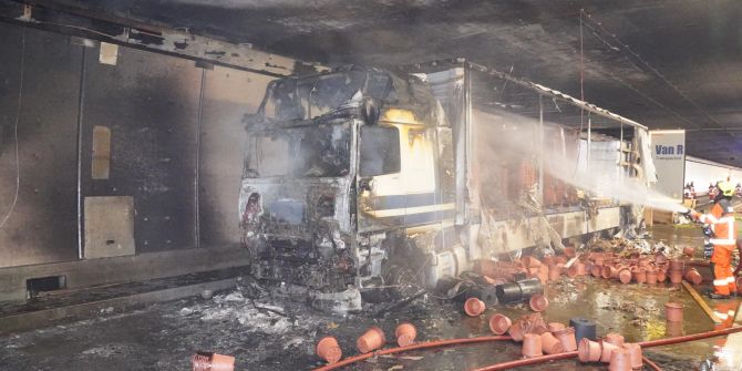 Sattelmotorfahrzeugbrand im Seelisbergtunnel.