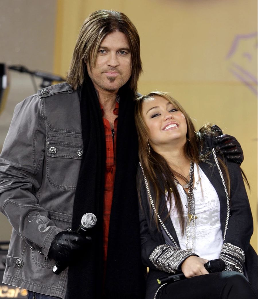 Country-Sänger Billy Ray Cyrus und Tochter Miley im Jahr 2008 bei den Country Music Association Awards. (Archivbild)