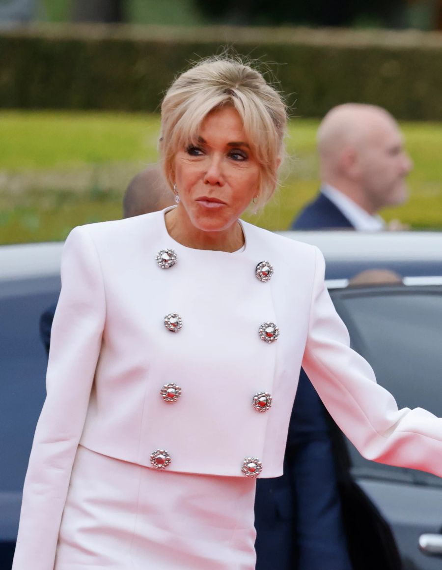 Brigitte Macron ist die Ehefrau von Emmanuel Macron.