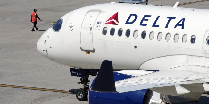Ein fehlerhaftes Update von Crowdstrike verursachte bei Delta Airlines Kosten von einer halben Milliarde Dollar. (Archivbild) Delta CrowdStrike