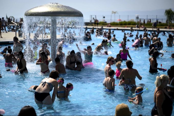 Gerade im Kinderbereich ist es nicht immer leicht, die Wasserqualität zu sichern. (Symbolbild) Freibad Sommer Kinderbereich