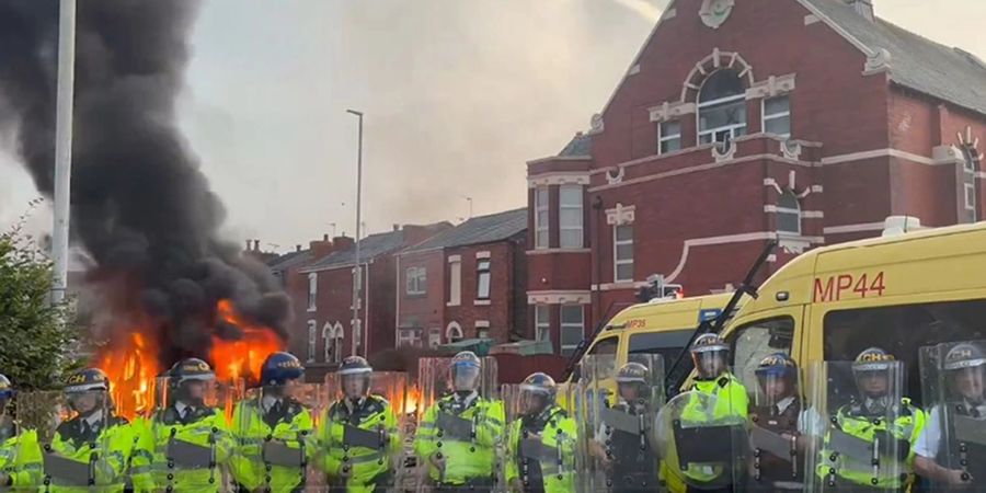 Ein Polizeiwagen ging in Flammen auf.