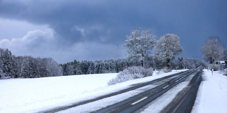 Auf der Schwäbischen Alb hat es über Nacht geschneit - ab 700 Metern blieb der Schnee sogar liegen.