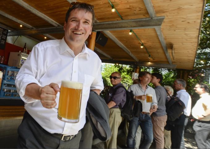 Der damalige SP-Parteipräsident Christian Levrat mit einem kühlen Bier beim Besuch der Brauerei H. Müller AG in Baden im Rahmen des Fraktionsausflugs vom 11. Juni 2014. Christian Levrat Bier